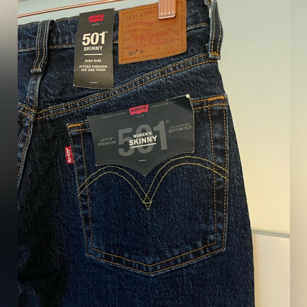 Levy’s dark blue 501 skinny high rise fitted through hip and thigh. Size 25/30.